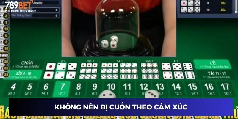 Không nên bị cuốn theo cảm xúc